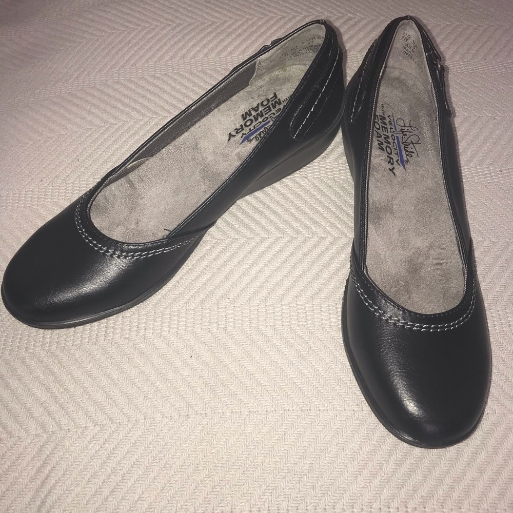 EUC Life Stride Velocity Loafers Size 7N